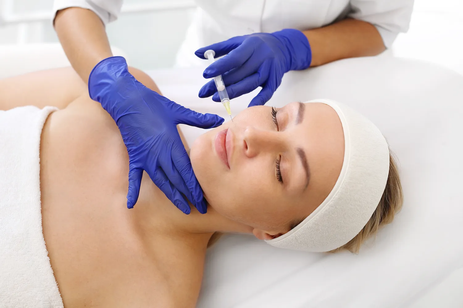 Ile kosztuje kwas hialuronowy pod oczy?